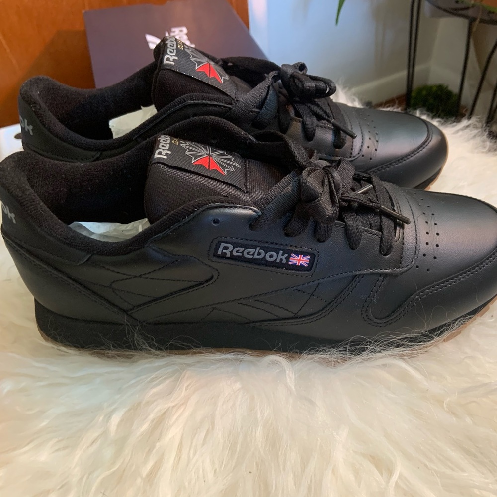 Reebok Classics. Black in color. Very little wear. Size 10